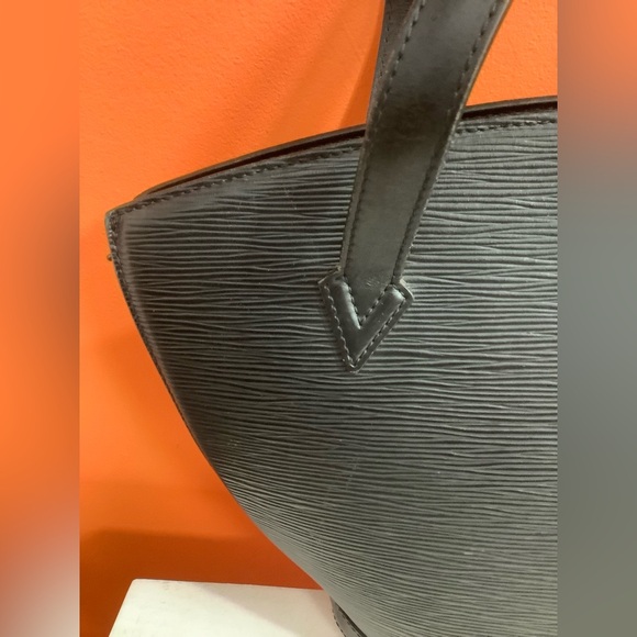 LV Medium Saint Jacques in Black Epi Leather - Picture 2 of 15